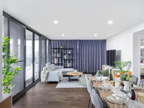 Spacious Central 4Br Apt 2 Carparks Pool Gym